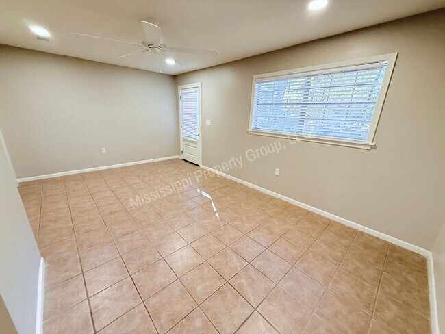 Foto del edificio - Renovated 2BR/1BA For Rent