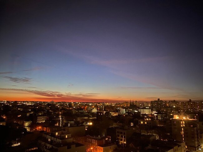 Foto del edificio - 500 Metropolitan Ave