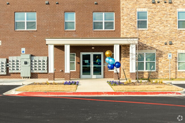 Entrada a la oficina de arrendamiento - Reserve at Mayfield LLC