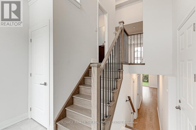 Building Photo - 549 New England Ct