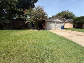 Building Photo - 513 Willow Cir W