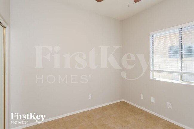 Building Photo - 838 E Payton St