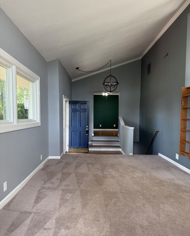 Building Photo - Spacious Home on Private Setting