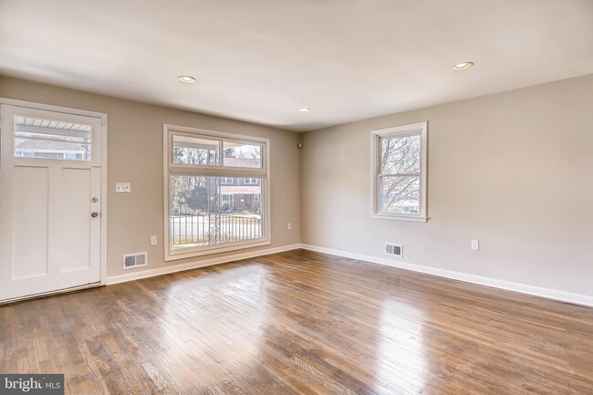 Foto del edificio - 6820 Queens Ferry Rd