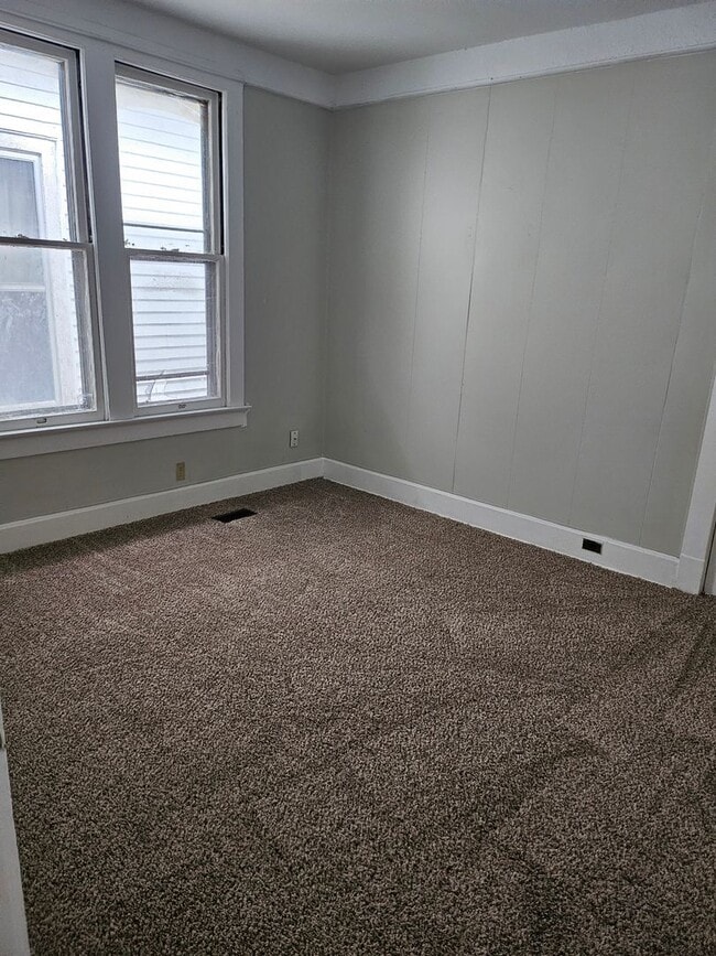 Building Photo - Remodeled 2 Bed house Available Now