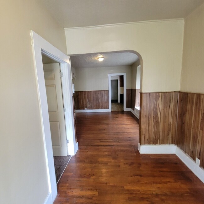Building Photo - Near Eastside 3BR House!