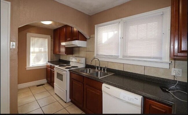 Building Photo - 2665 Chesterfield Ave