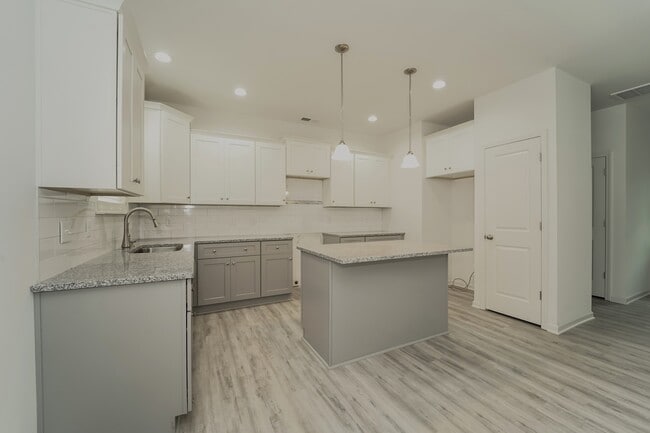 Building Photo - 7121 Plott Rd
