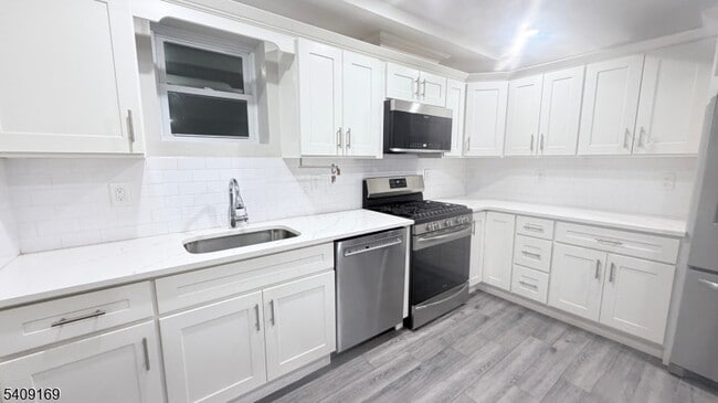 Building Photo - 549 Palisade Ave