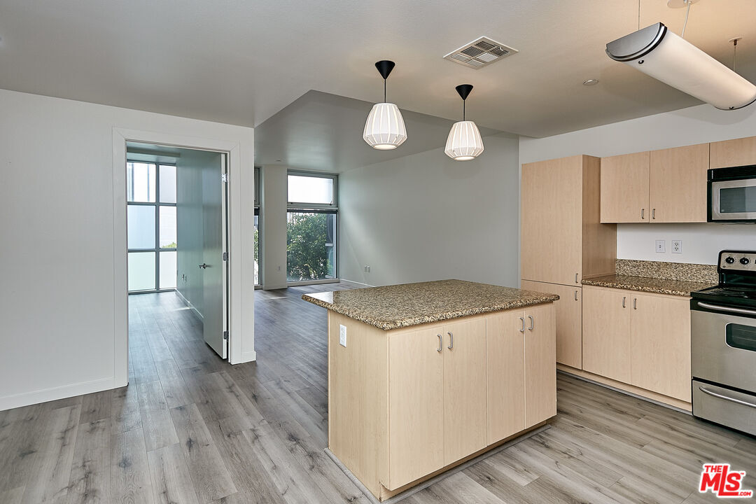 Primary Photo - 630 W 6th St