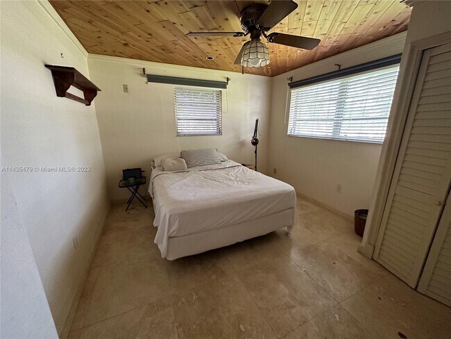 Foto del edificio - 8001 SW 36th Terrace