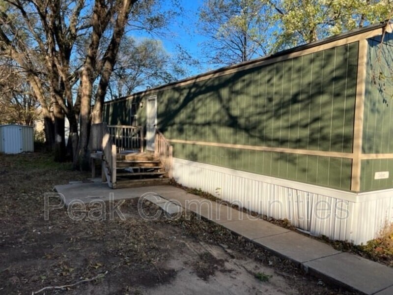 Primary Photo - 2201 E MacArthur Rd