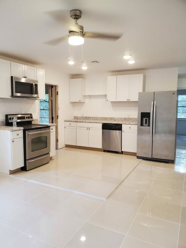 Photo - Great 4 bedrooms 2 baths, recently renovated House