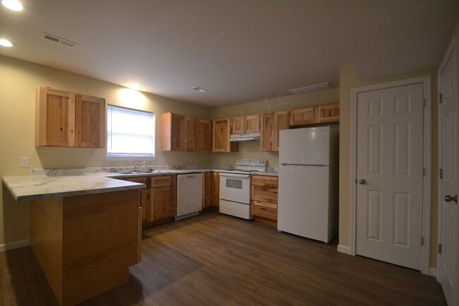 Building Photo - Spacious 3 Bed, 1.5 Bath Fourplex Unit in Buffalo, MO