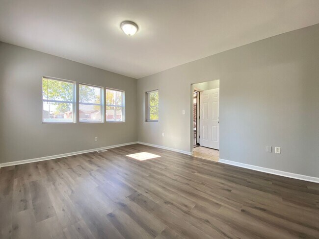 Foto del edificio - 3 Bed Home Available NOW