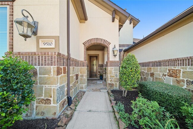 Building Photo - 9510 Spring Rose Dr