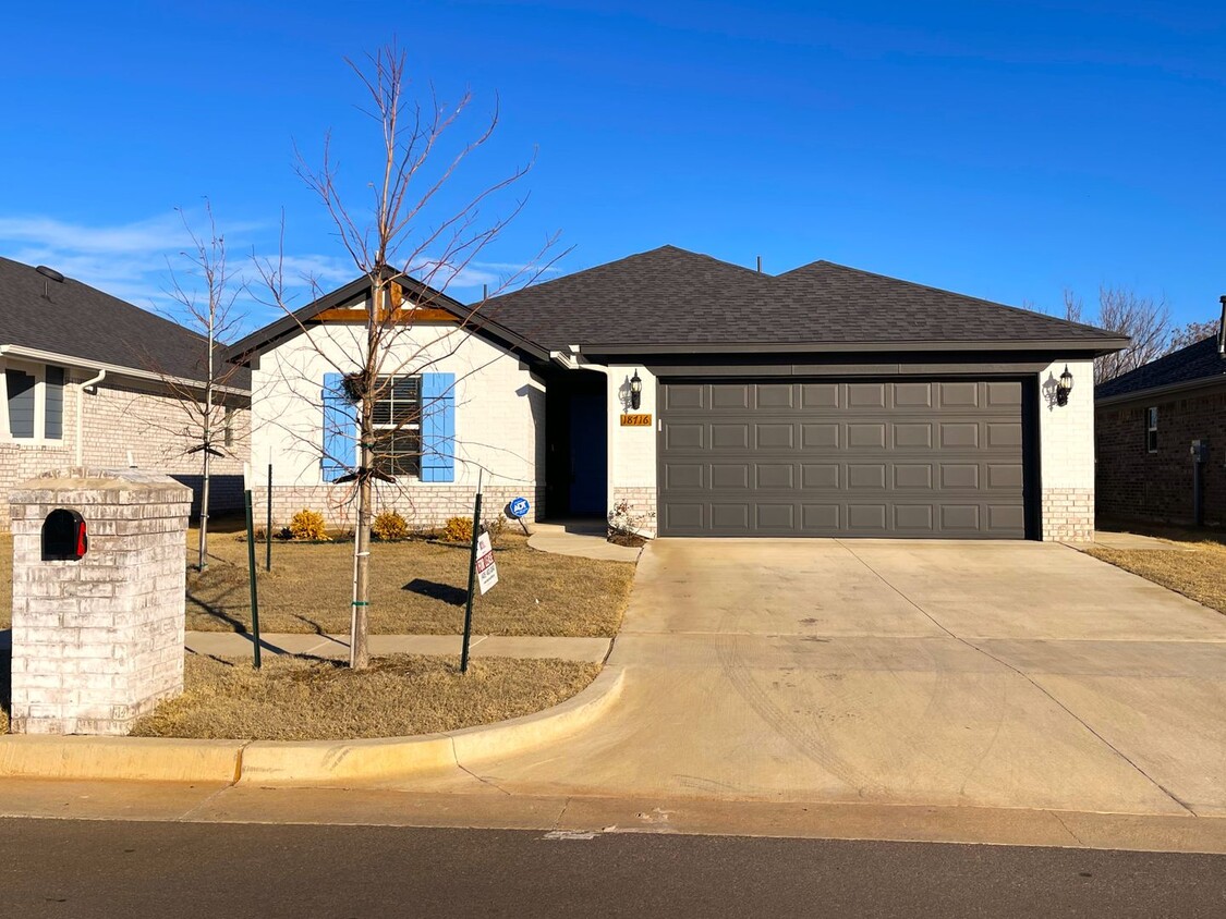 Foto principal - Welcome to this beautiful brick home locat...