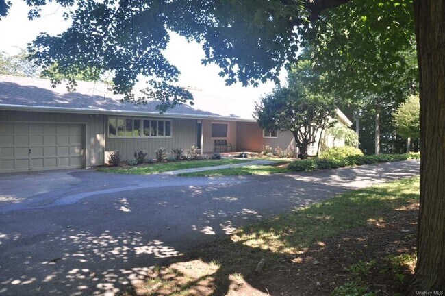 Building Photo - 433 Rhinecliff Rd