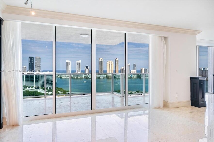 Foto principal - 3201 NE 183rd St