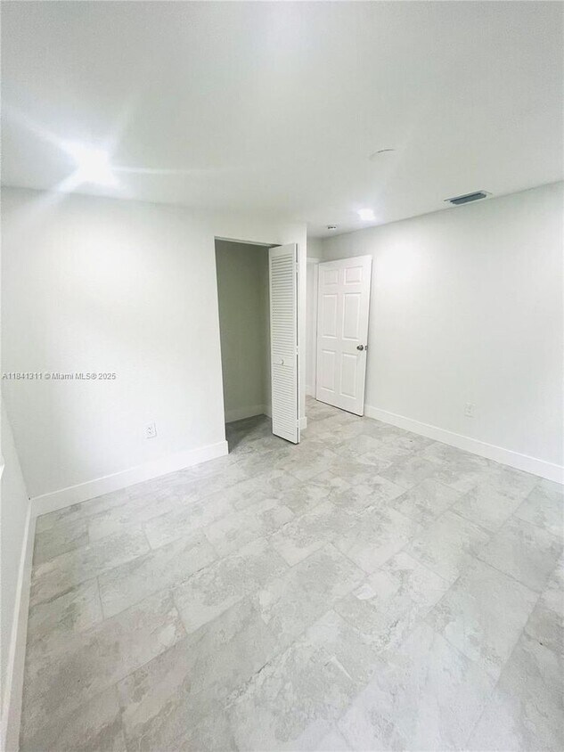 Foto principal - 8000 NW 11th Ave