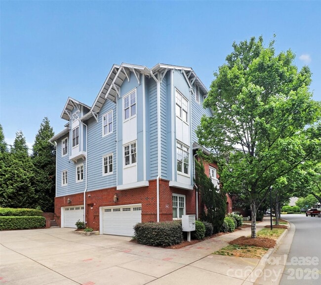 Building Photo - 2248 Lyndhurst Ave