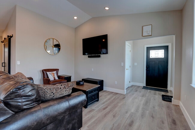 Building Photo - 855 Lincoln Dr