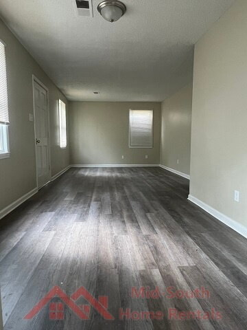 Foto del edificio - 3111 Harvester Ln