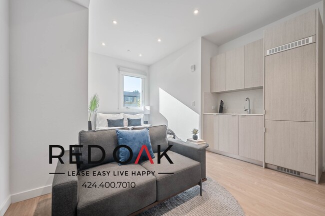 Building Photo - 6 WEEKS FREE! Furnished Bachelor With Laun...