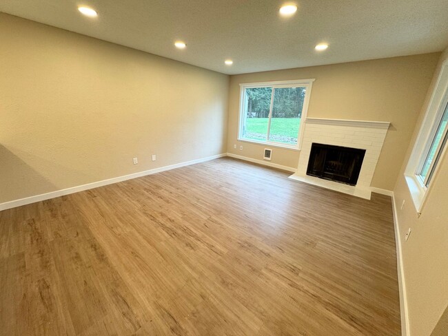 Building Photo - Beautiful Modern remodeled 1 bedroom condo...