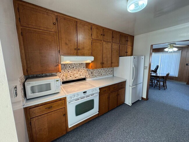 Building Photo - Main level house available for rent