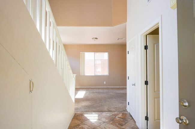 Building Photo - 3 Bed / 2.5 Bath Townhome with Loft, 2 Car Garage & Spacious Backyard – Southern Highlands
