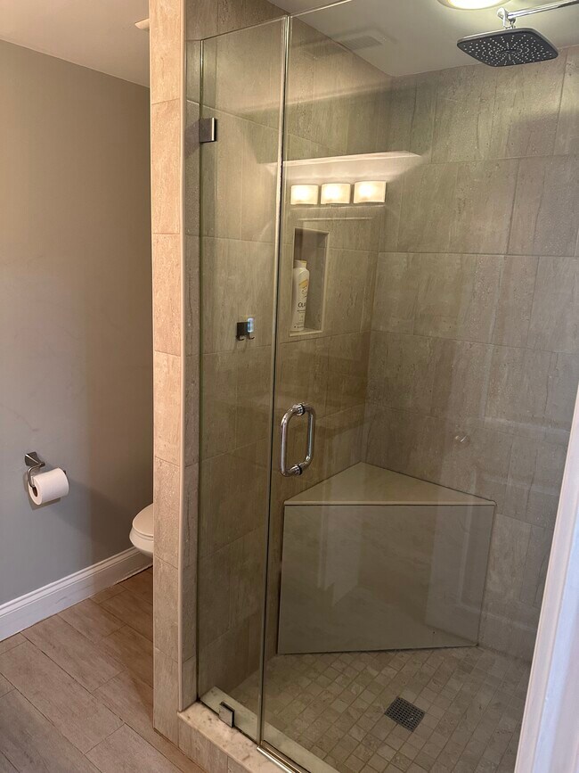 asiento de ducha - 921 Farragut St NW