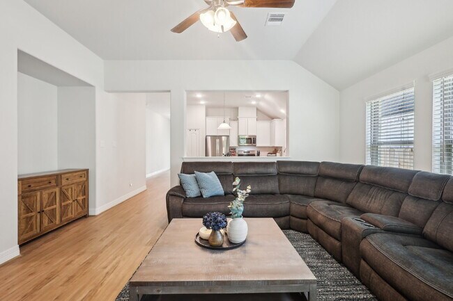 Building Photo - "Charming 3-Bedroom Haven in Magnolia: Spa...