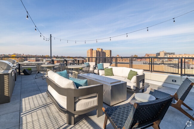 Rooftop Deck - 202 Queen