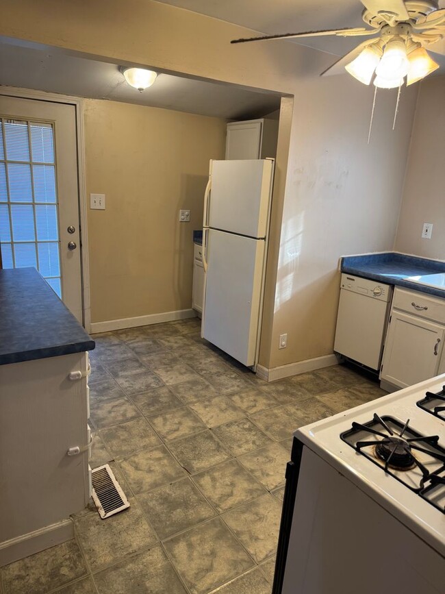 Building Photo - Nice 2 bedroom with unfinished basement an...