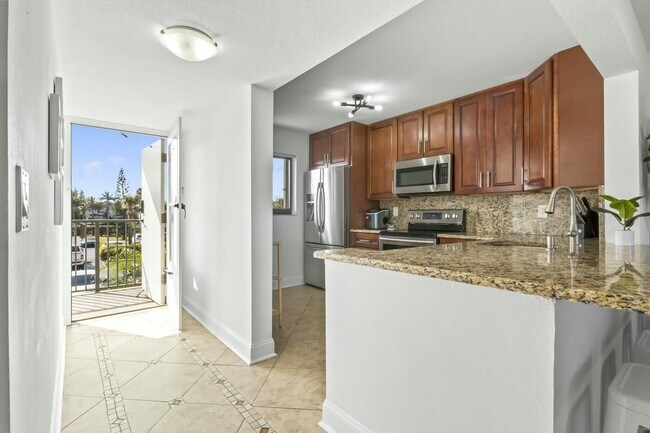 Building Photo - 10152 S Ocean Dr
