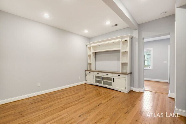 Building Photo - // Professionally Managed // 1 bedroom+ De...
