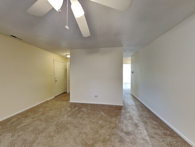 Building Photo - Receive ONE MONTH FREE RENT! 4 bed 1.5 bat...