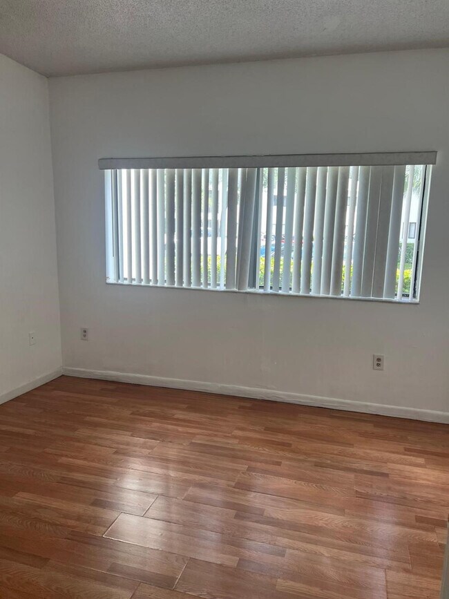 Foto del edificio - 2445 SW 18th Terrace