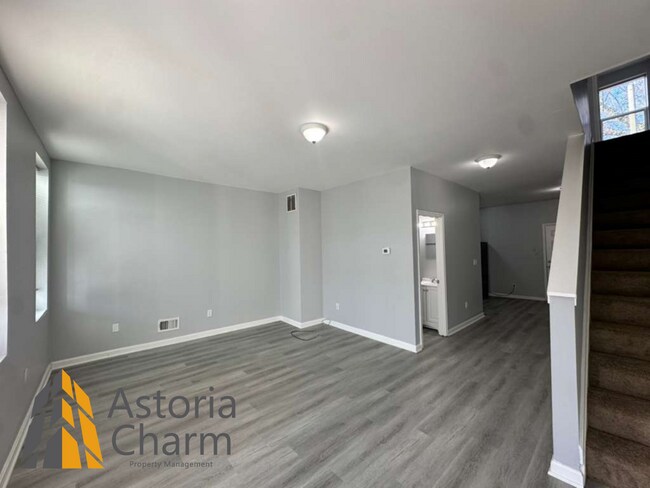 Building Photo - 3 Bedroom and a Den Home with Fenced Yard and Eat In Kitchen on Linnard Street