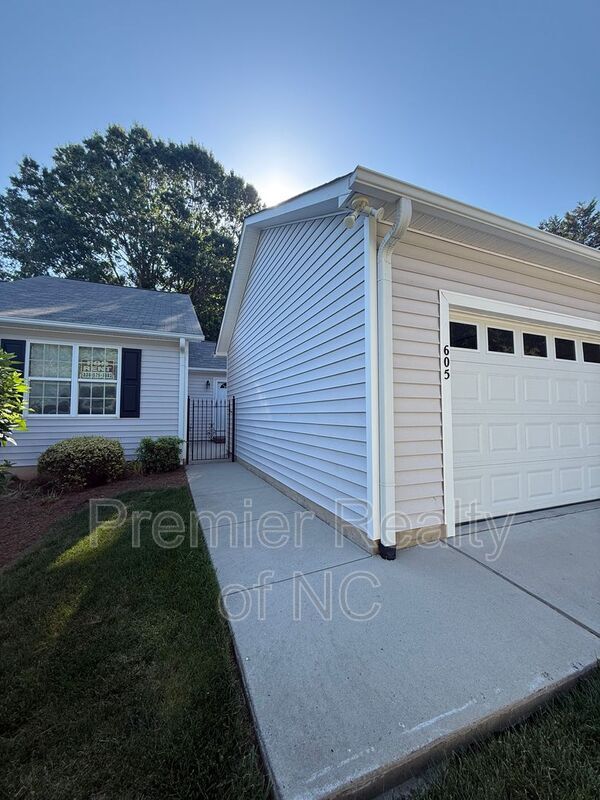Building Photo - 605 Westpark Ct