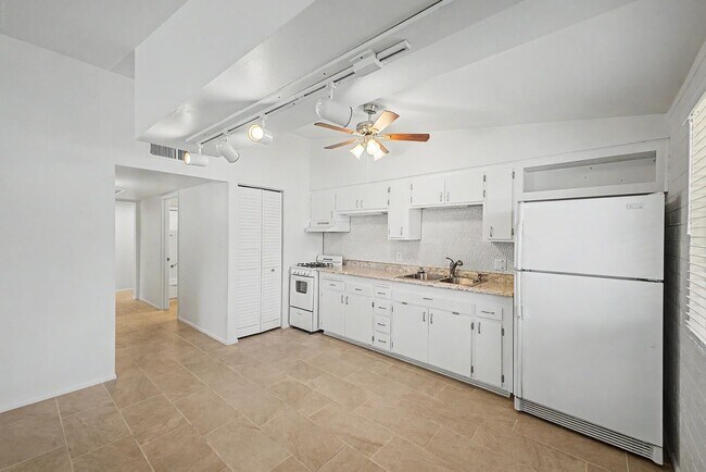 Building Photo - 10606 W Oakmont Dr
