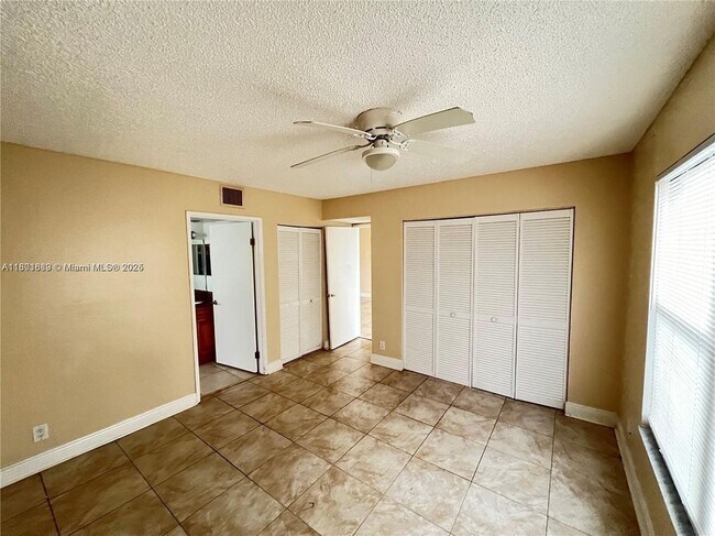 Foto del edificio - 1523 Lake Crystal Dr