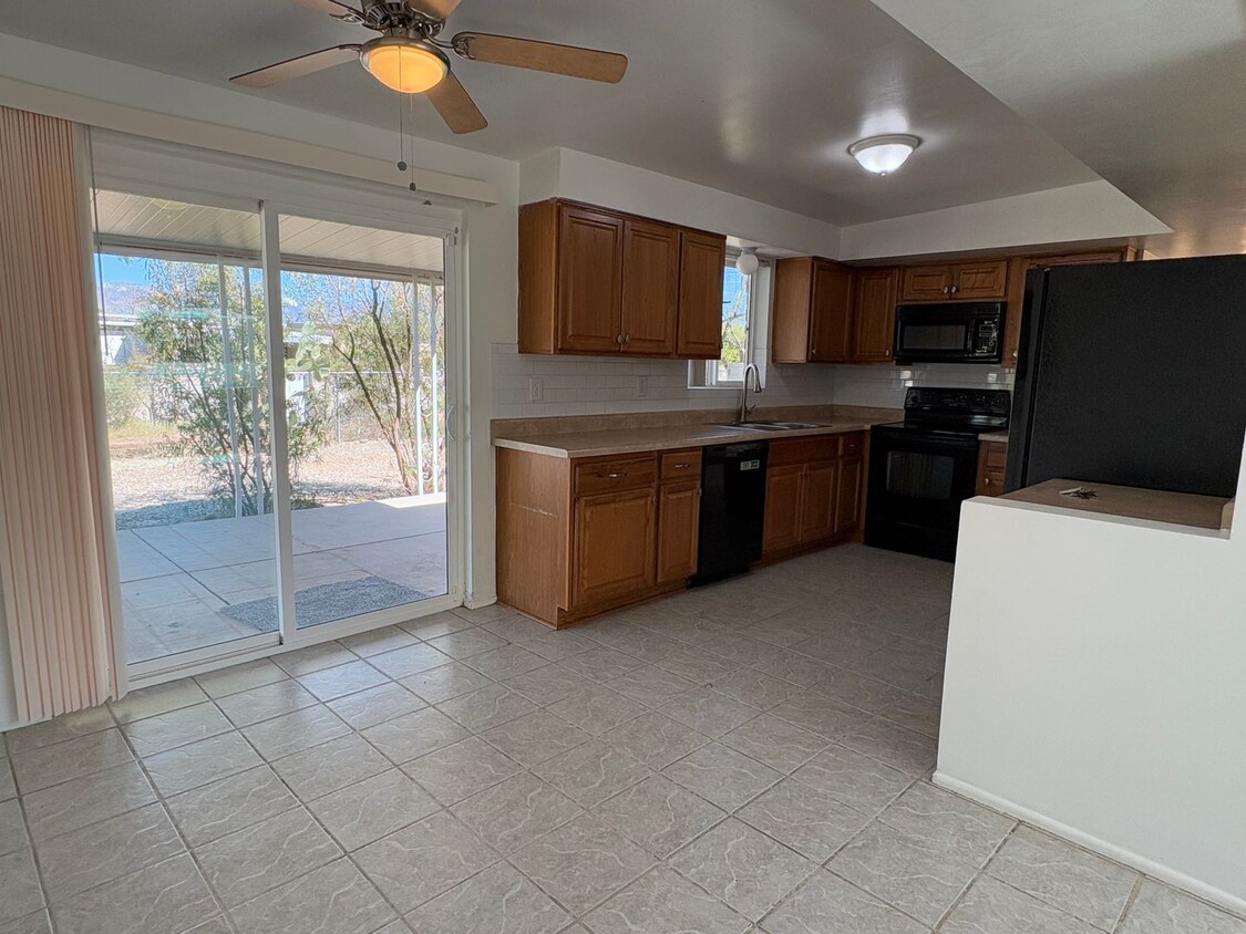 Foto principal - 3 bed/2 bath home w/Den