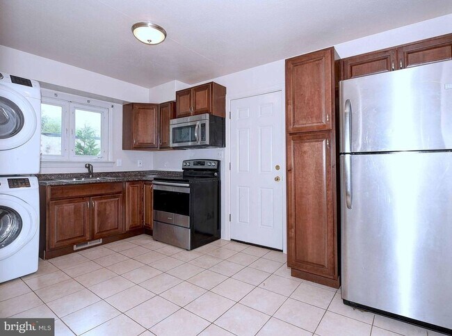 Building Photo - Beautiful 2 Bedroom, 1 Full bath ground fl...