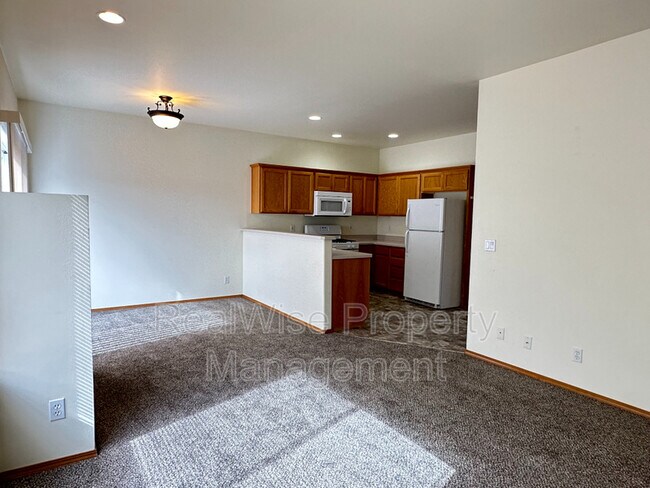 Building Photo - 1556 SW Reindeer Ave