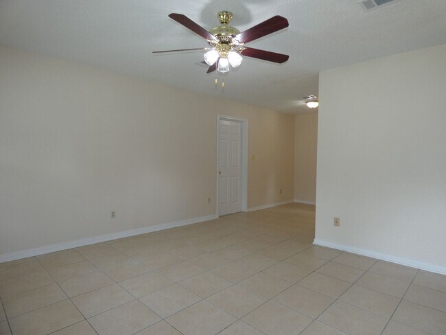Foto del edificio - Comfortable/Affordable 3/1.5 - Pace