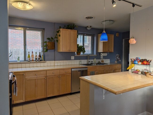 Building Photo - 1394 S Corona St