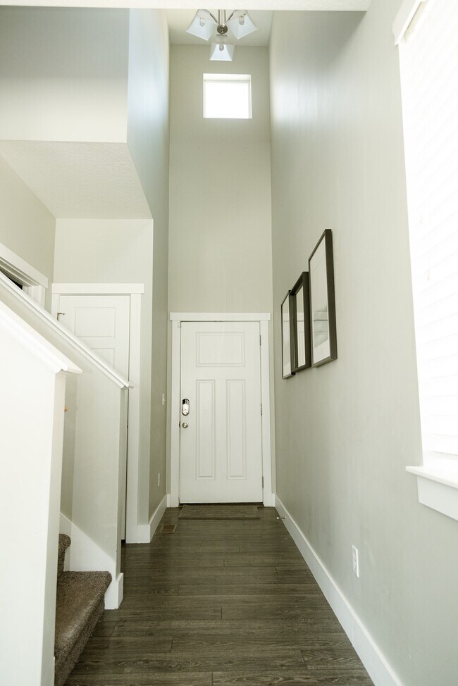 Building Photo - 3141 Manor View Dr