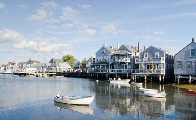 Boats along the Old North Warf.